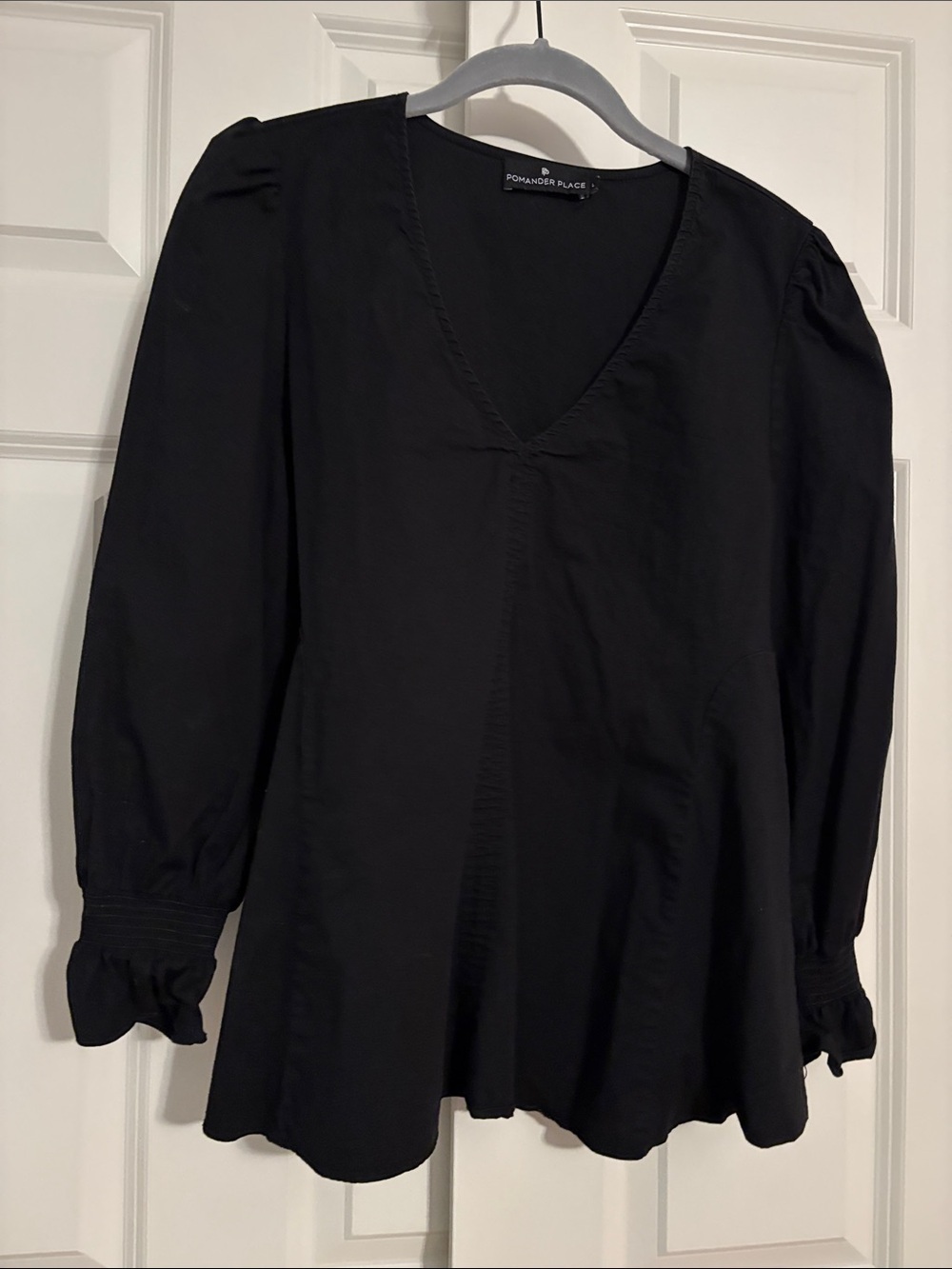 Pomander Place Black V-Neck Long Sleeve Top - women’s large - cotton
